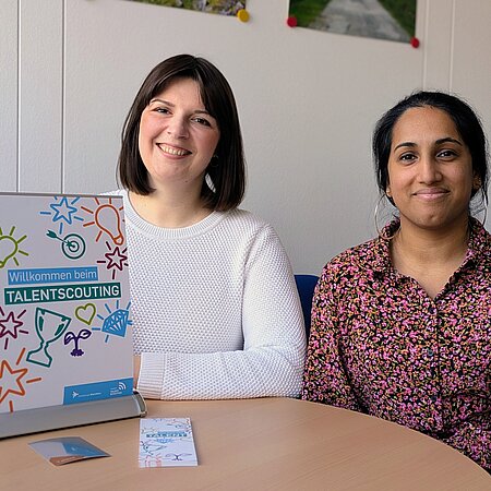 Talentscouts der HSRM sitzen am Beratungstisch