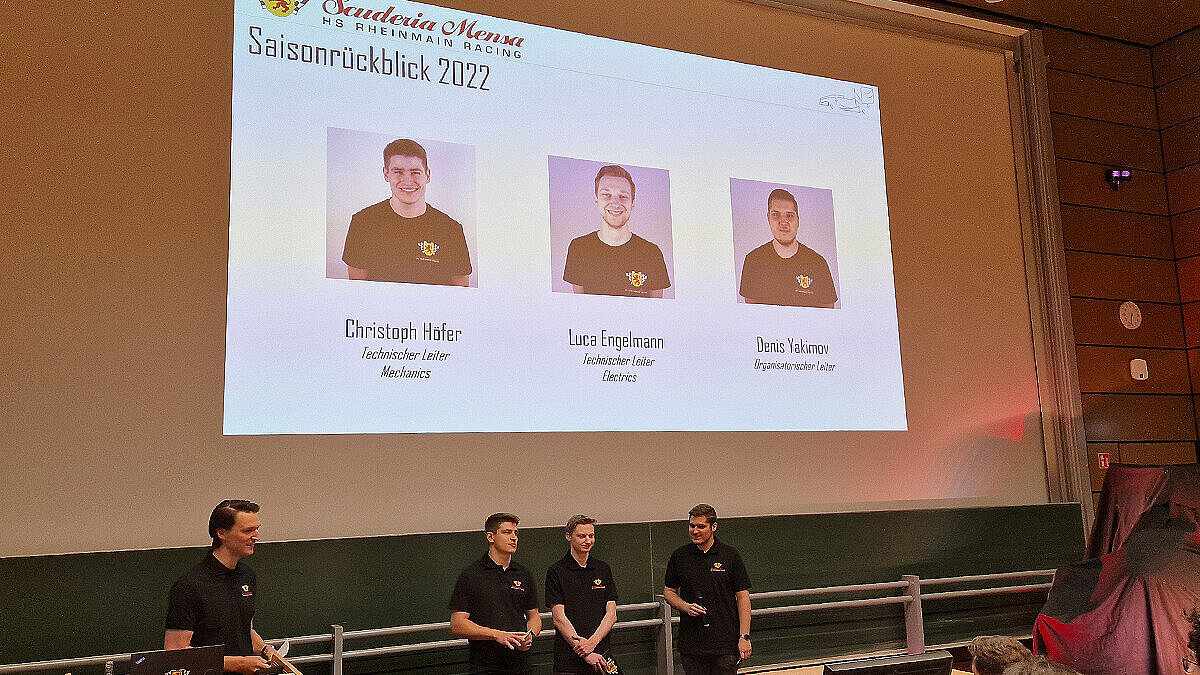 Christoph Höfer, Luca Engelman und Denis Yakimov, Mitgielder des studentischen Racingteams Scuderia Mensa, präsentieren den Saisonrückblick