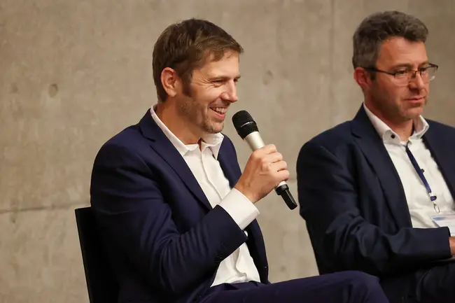 Dr. Thomas Schmotz vom Deutschen Rechnungslegungs Standards Committee während einer Diskussionsrunde