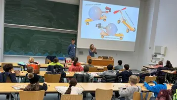 Katharina Urschel zeigt Schritt für Schritt, wie das Rennauto zusammengebaut wird.