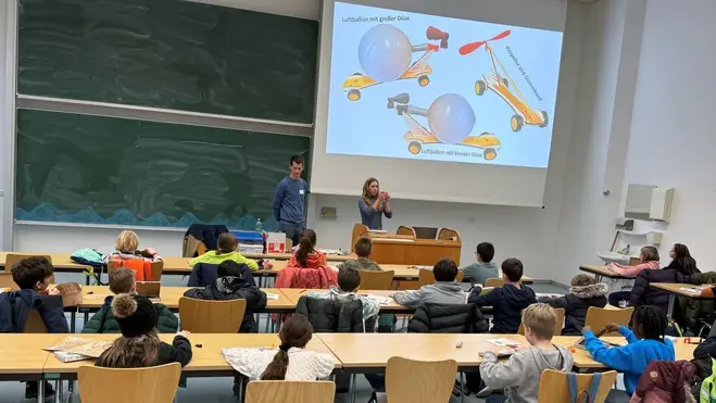 Katharina Urschel zeigt Schritt für Schritt, wie das Rennauto zusammengebaut wird.