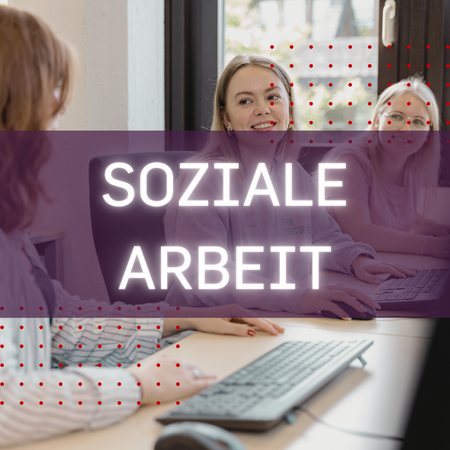Zwei Studierende hören einer letzten Studentin zu während sie zusammen an einem Projekt am PC arbeiten mit der Aufschrift "Soziale Arbeit" im Vordergrund