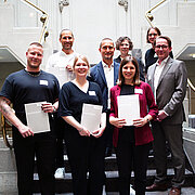 Gruppenfoto mit v. l.: Sebastian Blanke, Jonathan Müller, Beatrice Kiefaber (Uni Marburg), Levent Semercioğlu (Leitung Beratung, Qualifizierung, Weiterbildung am NRW-Zentrum für Talentförderung), Dr. Nora Wagner (Hochschule Rhein-Main), Prof. Dr. Christiane Jost (Vizepräsidentin für Studium, Lehre und Internationales an der Hochschule RheinMain), Prof. Dr. Kati Hannken-Illjes (Vizepräsidentin für Bildung an der Uni Marburg) und Marcus Kottmann (Leiter NRW-Zentrum für Talentförderung).