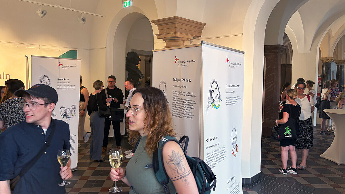 Besucher:innen der Vernissage im Rathausfoyer