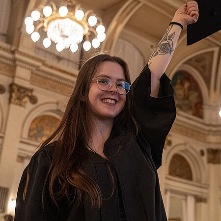 Studentin feiert ihren Abschluss Studentin feiert ihren Abschluss