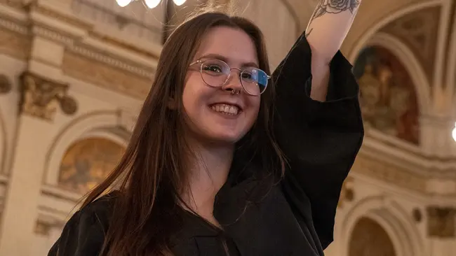 Studentin feiert ihren Abschluss