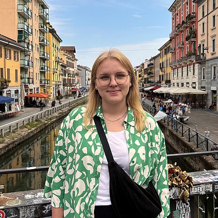 Frau auf einer Brücke