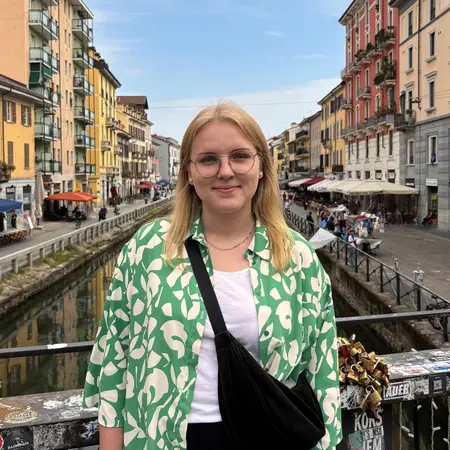 Frau auf einer Brücke