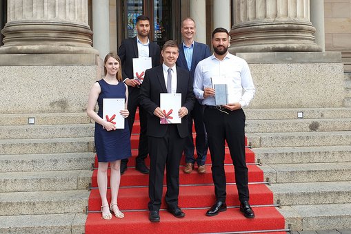 Gruppenfoto mit Absolvent:innen des Fachbereichs Wiesbaden Business School vor dem Kurhaus Wiesbaden