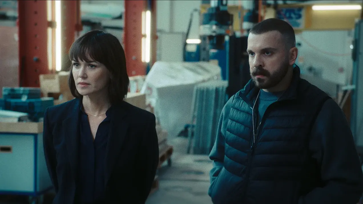 Szene aus der Tatort-Folge „Fackel“, in der Maryam Azadi (Melika Foroutan) und Hamza Kulina (Edin Hasanovic) im Labor für Massivbau an der Hochschule RheinMain ermitteln.