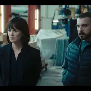 Szene aus der Tatort-Folge „Fackel“, in der Maryam Azadi (Melika Foroutan) und Hamza Kulina (Edin Hasanovic) im Labor für Massivbau an der Hochschule RheinMain ermitteln.