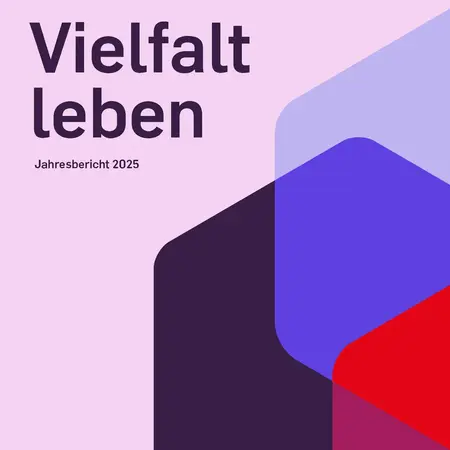 Das Bild zeigt das Cover eines Jahresberichts mit dem Titel „Vielfalt leben“. Die Jahreszahl 2025 ist unten auf dem Cover platziert. Es gibt geometrische Formen in verschiedenen Farben, die das Design des Covers ausmachen. Das Logo „hsrm“ befindet sich in der unteren Ecke.