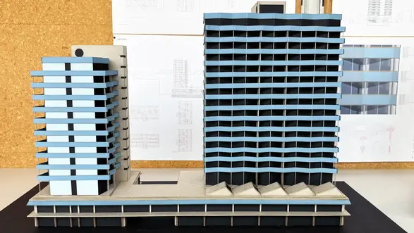 Ein von Studierenden gebautes Miniaturmodell eines Hochhauskomplexes