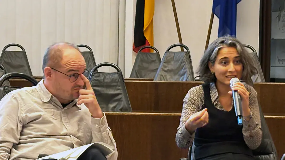 Prof. Dr. Dr. Maximilian Pichl und Prof. Dr. Arzu Çiçek vom Fachbereich Sozialwesen der HSRM während ihres Vortrags.