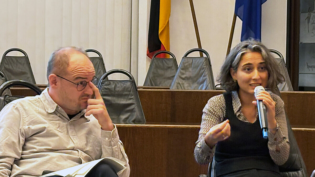 Prof. Dr. Dr. Maximilian Pichl und Prof. Dr. Arzu Çiçek vom Fachbereich Sozialwesen der HSRM während ihres Vortrags.