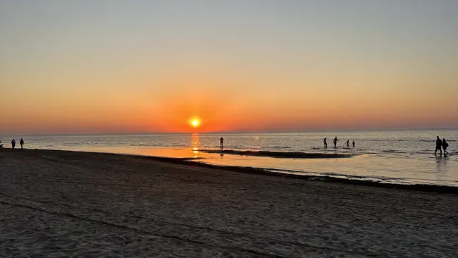 Der Sonnenuntergang am Strand in Riga