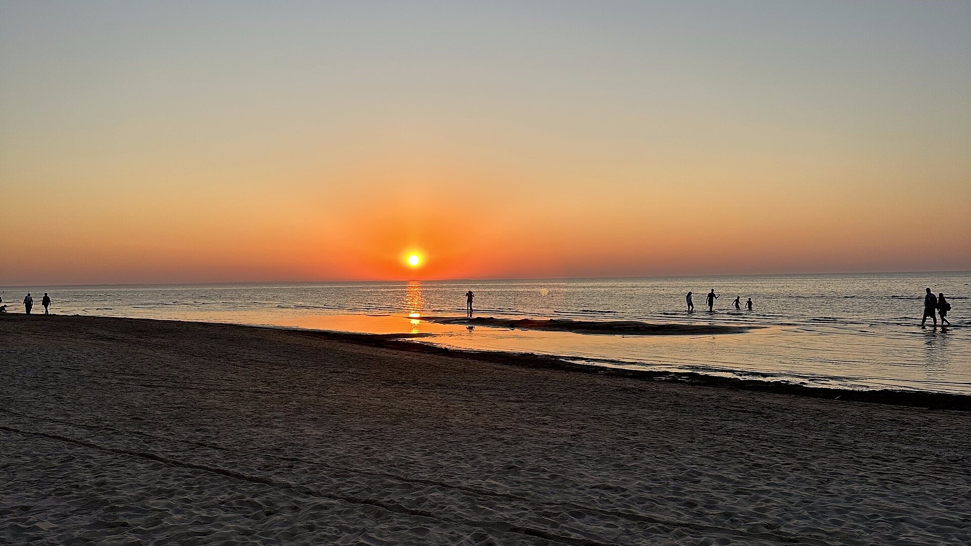 Der Sonnenuntergang am Strand in Riga