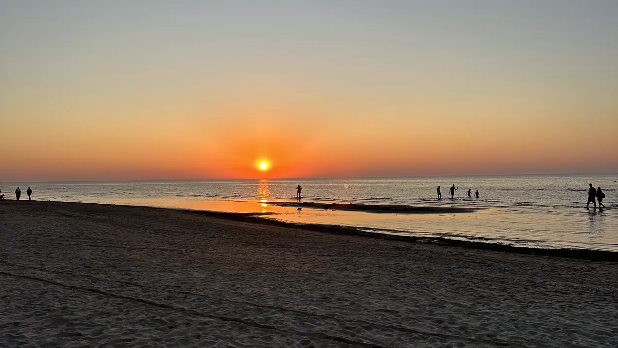 Der Sonnenuntergang am Strand in Riga