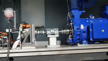 Antriebsstrang-Teststands der Hochschule Kempten mit Antriebsmotor links und Lastmotor rechts