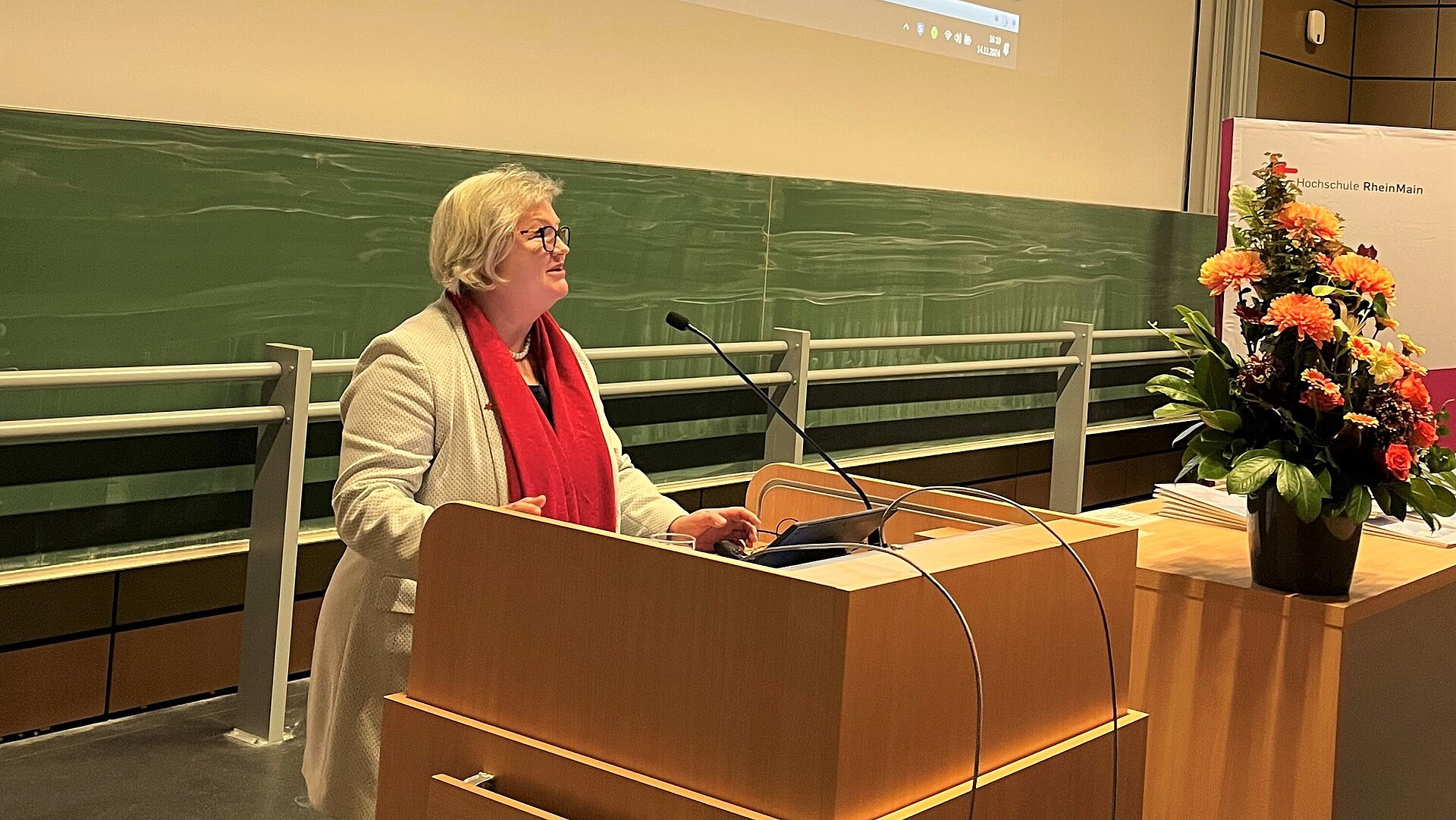 Prof. Dr. Eva Waller steht am Rednerpult und spricht zu den Empfänger:innen des Deutschland Stipendiums