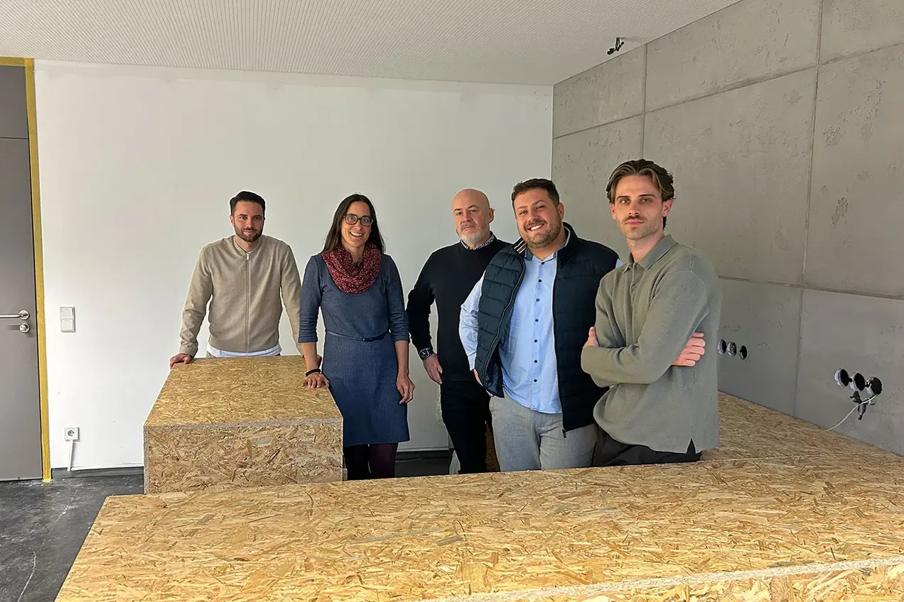 Dustin Ernst, Dr. Tina Klug, Edward Pelling, Daniel Uyumaz und Jerome Ernst stehen in der Baustelle des neuen Cafés am Campus Unter den Eichen.