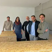 Dustin Ernst, Dr. Tina Klug, Edward Pelling, Daniel Uyumaz und Jerome Ernst stehen in der Baustelle des neuen Cafés am Campus Unter den Eichen.