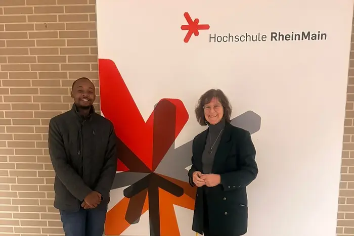 Prodekanin Ulrike Stadtmüller empfängt Festus Orina am Campus Rüsselsheim