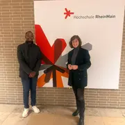 Prodekanin Ulrike Stadtmüller empfängt Festus Orina am Campus Rüsselsheim