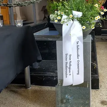 Letzter Blumengruß von Kolleg:innen und Studierenden