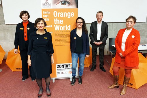 v.l.: Bärbel Riemann (Zonta Club Wiesbaden), Kirsten Fritsche (Zonta), Nadine Fiebig (HSRM/GKFG), Christoph Manjura (Landeshauptstadt Wiesbaden) und Prof. Dr. Heidrun Schulze (HSRM/GKFG). © Hochschulkommunikation | Hochschule RheinMain 