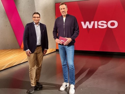 Prof. Dr. Strametz (Wiesbaden Business School, Hochschule RheinMain / links im Bild) spricht in der Sendung ZDF WISO vom 6.11.2023 mit Moderator Marcus Niehaves über Wege aus der Medikamentenknappheit | © Hochschule RheinMain