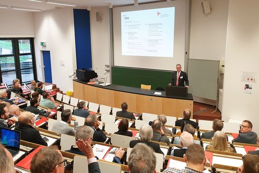 Prof. Dr. Christian Heese, Leiter der MPA Wiesbaden, erläutert das Programm des Dreikönigstreffens 2023 