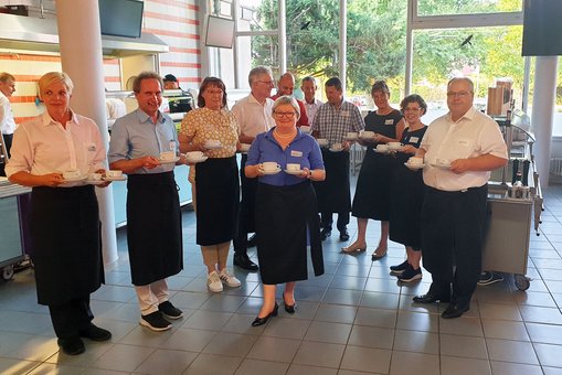 Das Team der prominenten Kellner:innen macht sich bereit. 