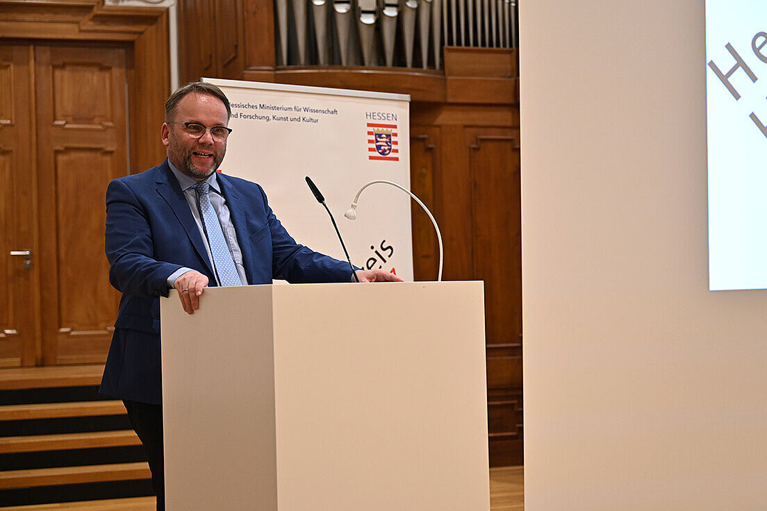 Der hessische Wissenschaftsminister Timon Gremmels spricht während der Verleihung des Hochschullehrpreises 2024.