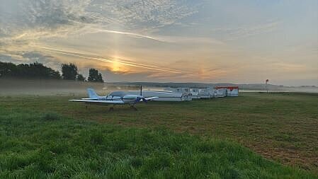 Morgendunst über Flugplatz