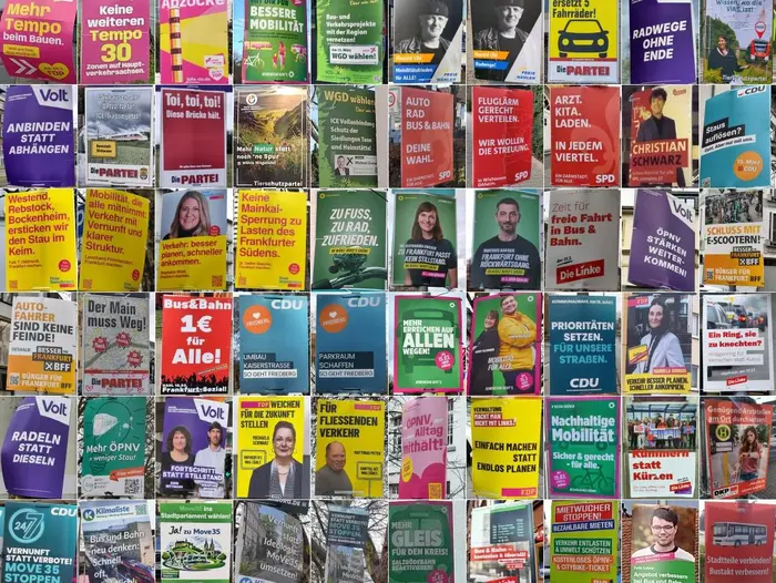Die Collage zeigt eine Vielzahl von politischen Plakaten und Werbungen verschiedener Parteien und Kandidaten zur Kommunalwahl in Hessen 2026. Themen sind unter anderem Mobilität, Verkehr, Umwelt und lokale Anliegen. Die Plakate sind bunt gestaltet und enthalten Aufrufe zu Aktionen sowie Informationen zu Wahlprogrammen.