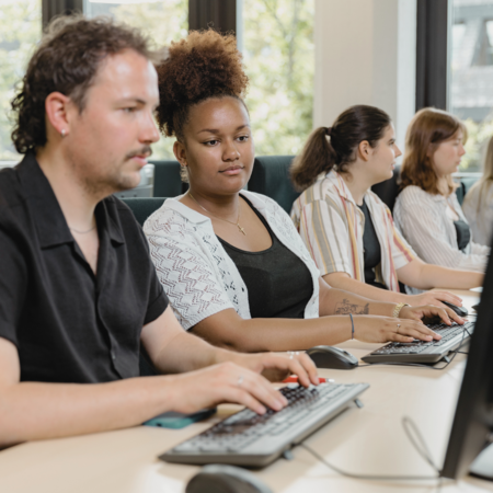 Studierende am PC Pool