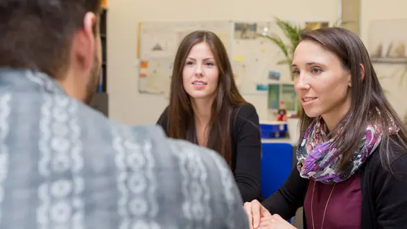 Beratungssituation mit Studentinnen