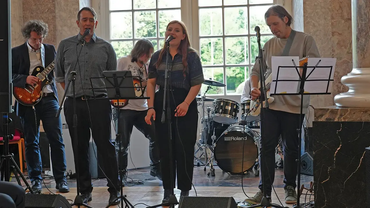 Die Band Softwerk spielt einen Song.