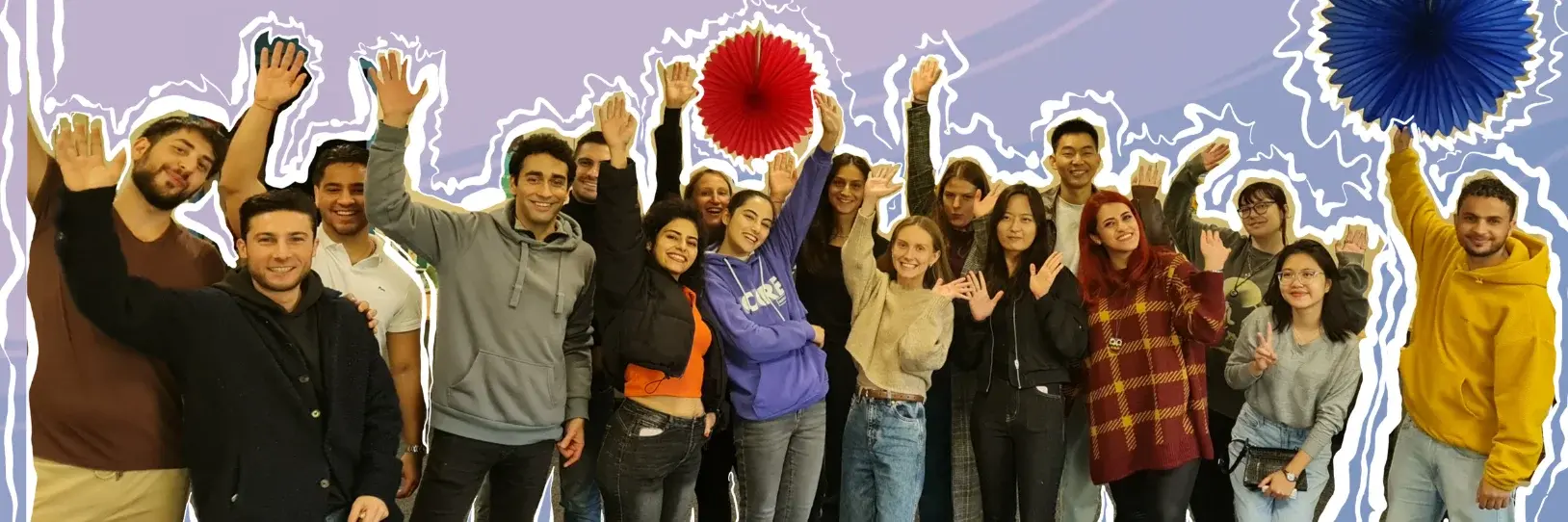 Eine Gruppe von etwa 20 Personen steht in einem fröhlichen Kreis, die Hände in die Luft gehoben. Sie lächeln und zeigen Begeisterung. Im Hintergrund ist ein sanfter Farbverlauf in Rosa und Lila zu sehen.