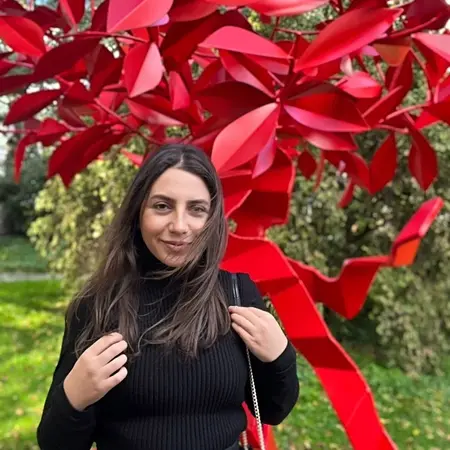 Frau vor roten Blumen