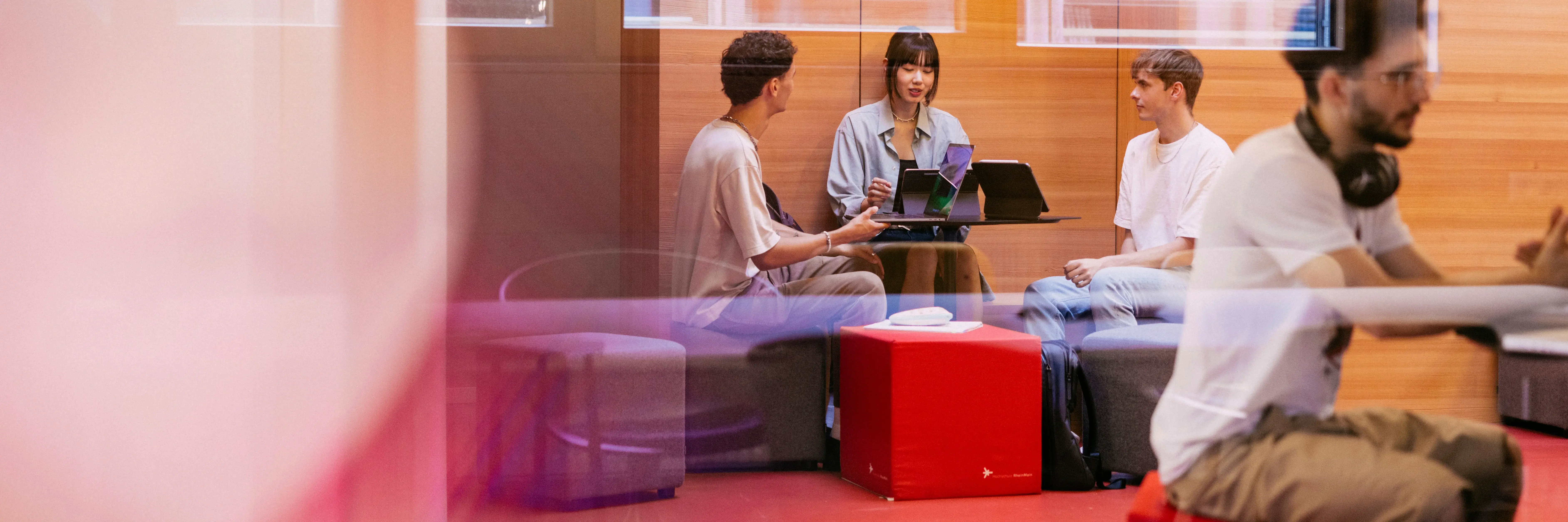 Studierende lernen gemeinsam in einem Workspace des Fachbereichs Design Informatik Medien