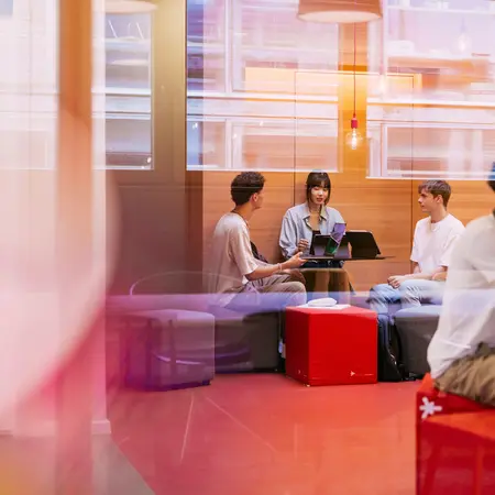 Studierende lernen gemeinsam in einem Workspace des Fachbereichs Design Informatik Medien