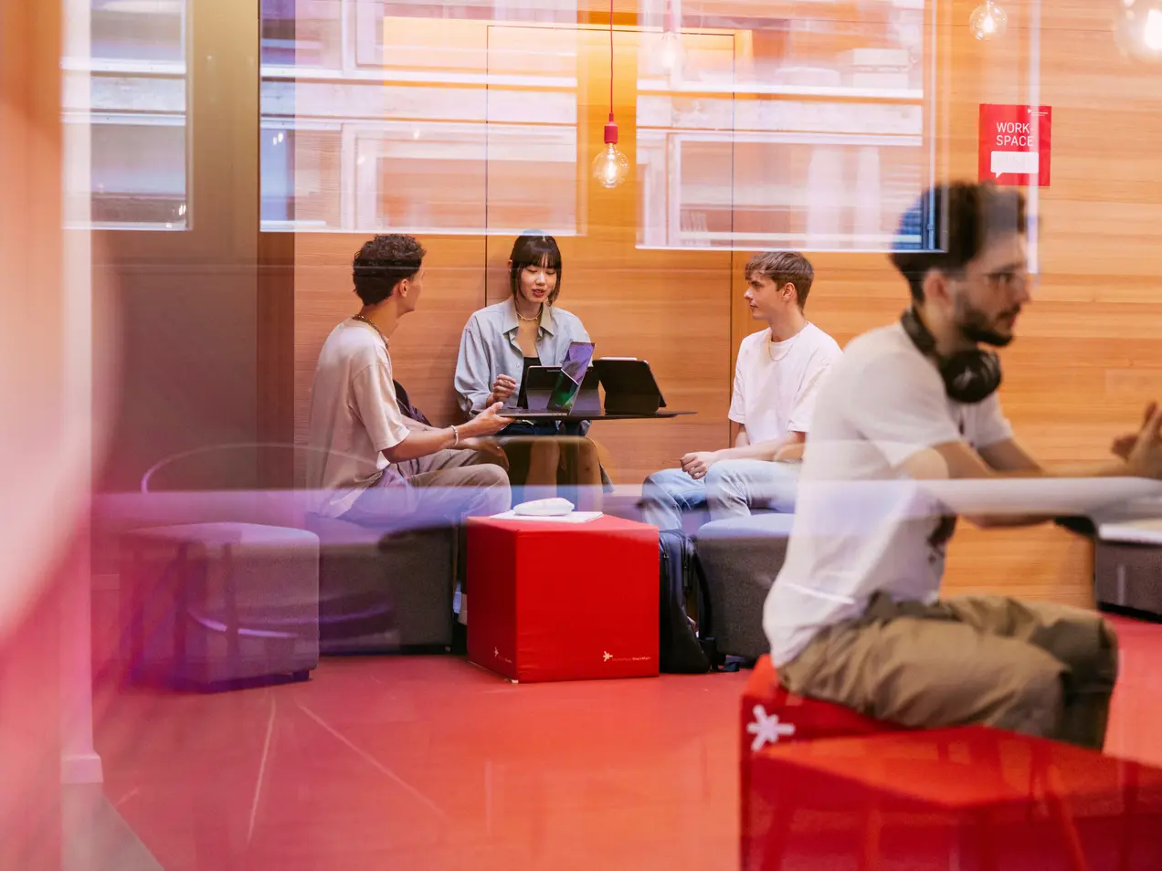 Studierende lernen gemeinsam in einem Workspace des Fachbereichs Design Informatik Medien