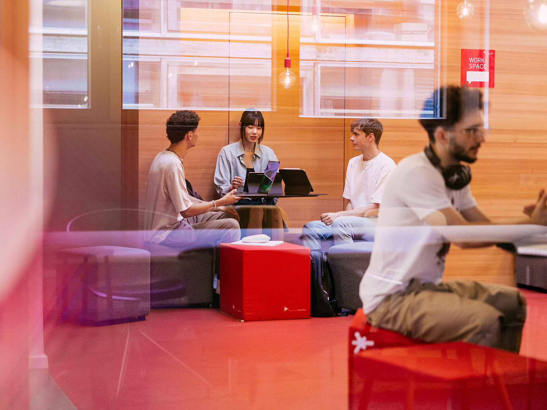 Studierende lernen gemeinsam in einem Workspace des Fachbereichs Design Informatik Medien