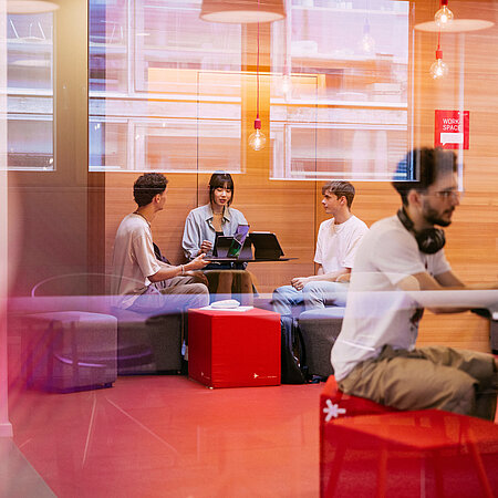 Studierende lernen gemeinsam in einem Workspace des Fachbereichs Design Informatik Medien