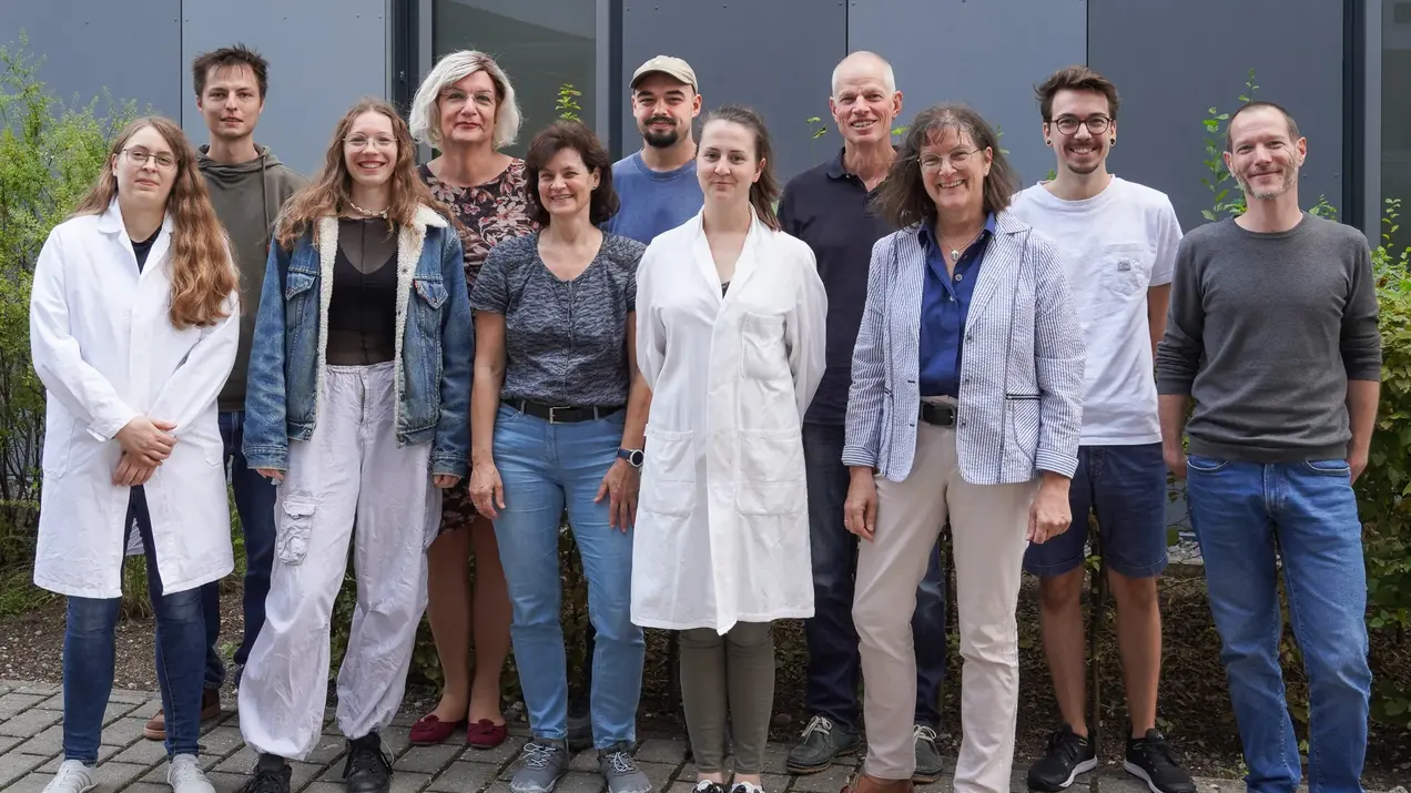 Mitarbeiter*innen und Studierende des Verfahenstechniklabors