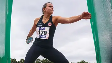 Katja Seng holt mit der Diskus zum Wurf aus