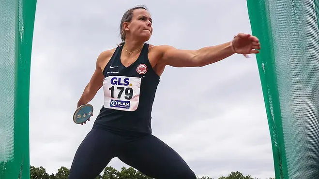 Katja Seng holt mit der Diskus zum Wurf aus