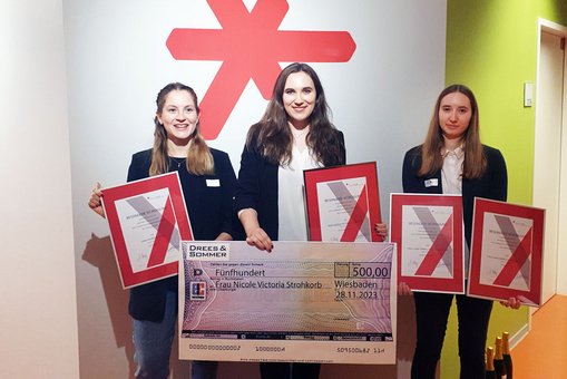 Nicole Victoria Strohkorb, Beste des Jahrgangs, mit den zweit- bzw. drittplatzierten Patricia Iskra (li.) und Jana Isabella Westerweller (re.). 